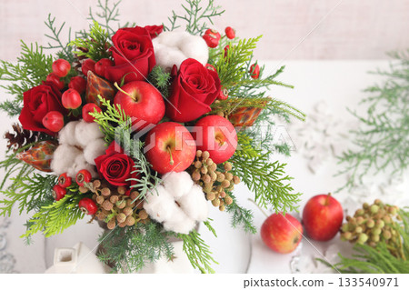 聖誕節插花:蘋果、紅玫瑰、棉花等。 聖誕節插花:蘋果、紅玫瑰、棉花等。 133540971