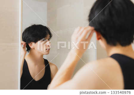 看鏡子的一個年輕人 133540976