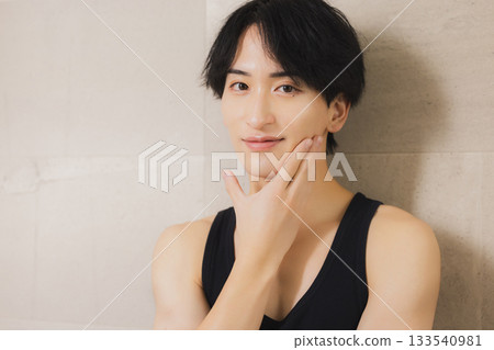 看鏡子的一個年輕人 133540981