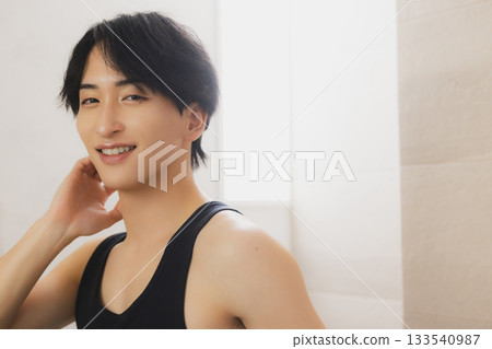 看鏡子的一個年輕人 133540987