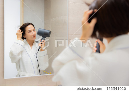 使用吹風機的女人 133541020