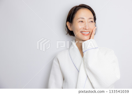 浴袍的女人 133541039