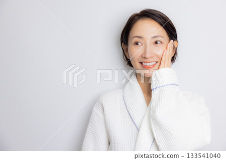 浴袍的女人 133541040