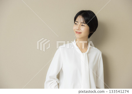 身穿白色襯衫的職業女性 133541274