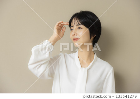 身穿白色襯衫的職業女性 133541279