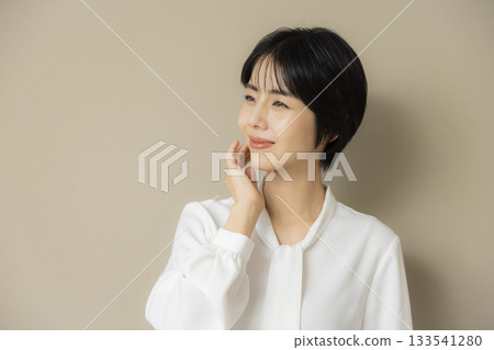 身穿白色襯衫的職業女性 身穿白色襯衫的職業女性 133541280