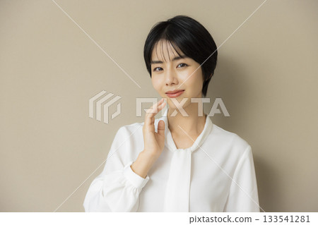 Business woman in a white blouse 133541281