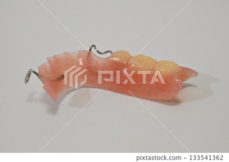 右前三顆臼齒的局部義齒 133541362