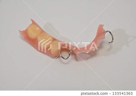 右前三顆臼齒的局部義齒 133541363