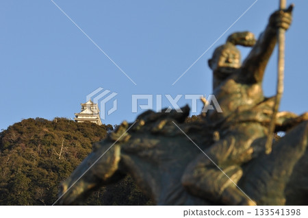 Gifu Castle and the statue of Oda Nobunaga in his youth 133541398