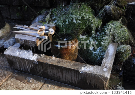 京都稻荷山登山道上的冰凍水盆 133541415