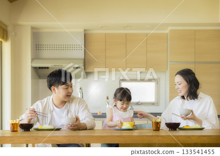 一家人其樂融融地圍坐在餐桌旁 133541455