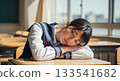 高中女生在教室裡睡覺 133541682