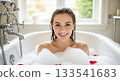 一個女人在洗澡 133541683