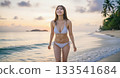 沙灘泳裝女人 133541684