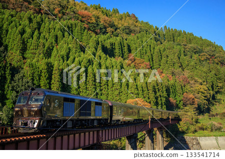 JR九州「七星號號遊輪列車駛過第十座龜須川大橋 133541714