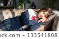 高中女生睡在沙發上 133541808