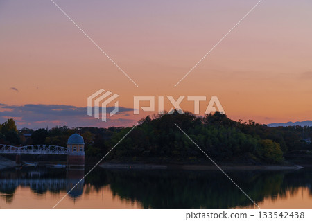Water intake tower of Lake Tama in the evening Water intake tower of Lake Tama in the evening 133542438