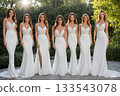 一群身穿白色長裙的女子聚集在戶外花園。 133543078