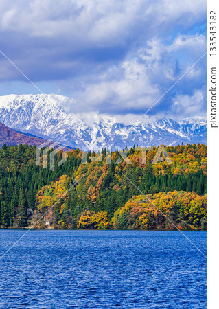 秋天的青木湖和白馬山脈 133543182