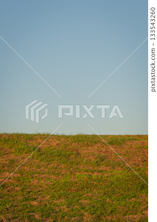 埼玉縣河之須市的河岸和藍天,背景廣闊。 埼玉縣河之須市的河岸和藍天,背景廣闊。 133543260