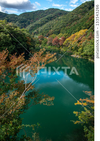 長瀞町的荒川,碧綠的河水與秋葉交相輝映。 長瀞町的荒川,碧綠的河水與秋葉交相輝映。 133543266