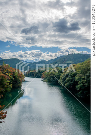 長瀞町荒川，秋葉和秋日的天空倒映在水面上。 133543273