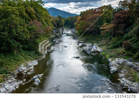 The majestic scenery of the Arakawa River, autumn leaves, and autumn mountains in the Nagatoro Valley The majestic scenery of the Arakawa River, autumn leaves, and autumn mountains in the Nagatoro Valley 133543278