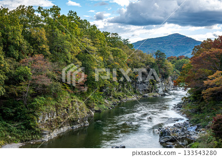 The Arakawa River and rock formations of Nagatoro Valley, a majestic autumn landscape with the leaves beginning to change color The Arakawa River and rock formations of Nagatoro Valley, a majestic autumn landscape with the leaves beginning to change color 133543280