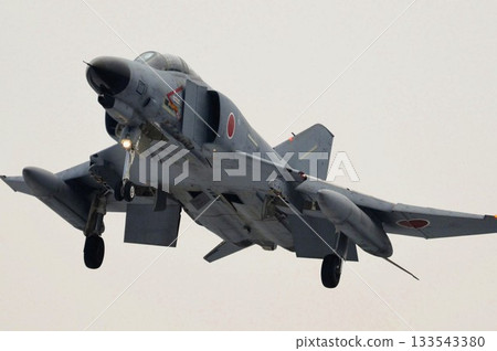 戰鬥機（F-4EJ“鬼怪”）起飛 133543380