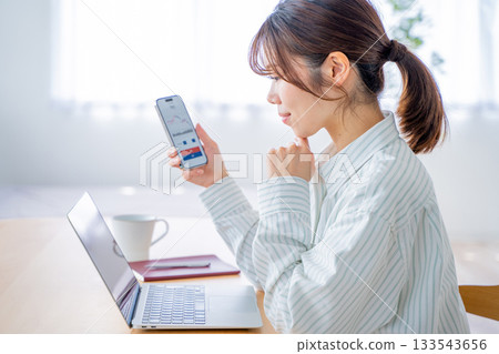 年輕女子炒股 133543656