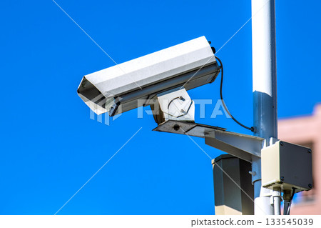 日本橫濱市街景:街角的監視器。一隻隻眼睛注視著藍天和一家二手車商店。 (11月20日,橫濱市) 日本橫濱市街景:街角的監視器。一隻隻眼睛注視著藍天和一家二手車商店。 (11月20日,橫濱市) 133545039