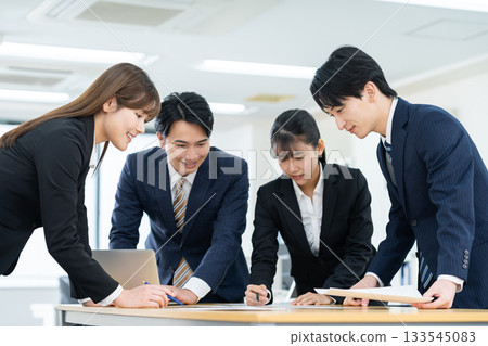 年輕商人在辦公室開會 年輕商人在辦公室開會 133545083