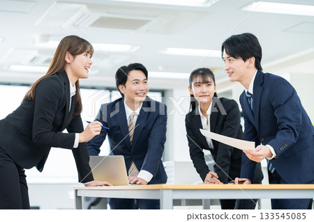 年輕商人在辦公室開會 133545085