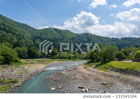 Sho River flowing through the village of Shirakawa-go, Japan Sho River flowing through the village of Shirakawa-go, Japan 133545104