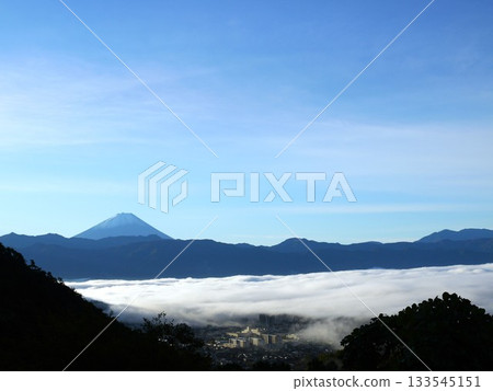 甲府盆地的富士山和雲海 甲府盆地的富士山和雲海 133545151
