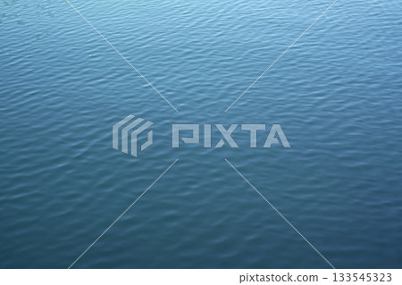 晃動的水面 晃動的水面 133545323