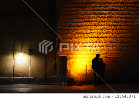 燈火通明的地下礦井和一個人的輪廓 燈火通明的地下礦井和一個人的輪廓 133545371