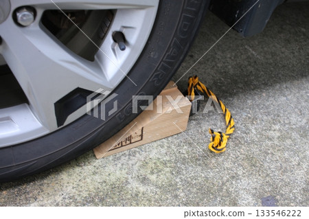 Tire replacement work 133546222