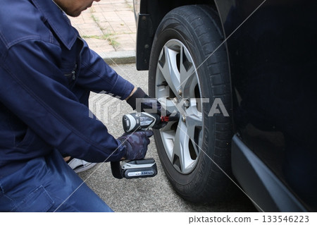 Changing a tire with an impact wrench Changing a tire with an impact wrench 133546223