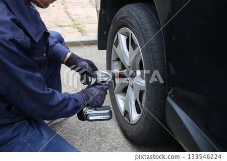 用衝擊扳手更換輪胎 133546224