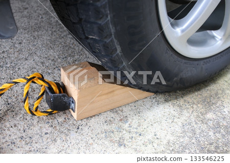 Tire replacement work 133546225