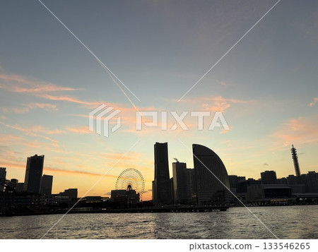 Yokohama Twilight Zone - Evening view of Yokohama city from the sea 133546265