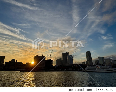 橫濱暮光區-從海上眺望橫濱市的傍晚景色 橫濱暮光區-從海上眺望橫濱市的傍晚景色 133546280