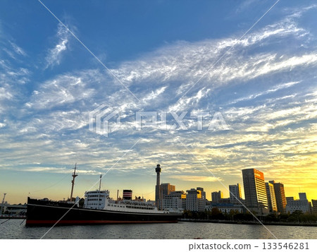 橫濱暮光區－從海上眺望橫濱市的傍晚景色 133546281