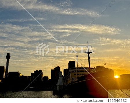 橫濱暮光區－從海上眺望橫濱市的傍晚景色 133546282