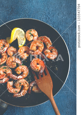 fried tiger prawns, jumbo, in garlic sauce, in butter, with herbs, in a frying pan, homemade, no people, fried tiger prawns, jumbo, in garlic sauce, in butter, with herbs, in a frying pan, homemade, no people, 133547704