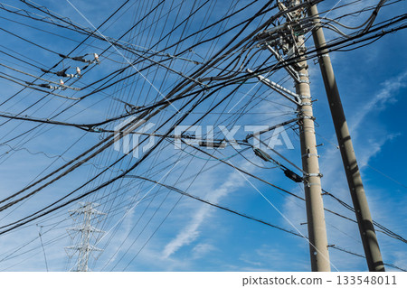 藍天、鋼鐵高塔和電線桿 藍天、鋼鐵高塔和電線桿 133548011