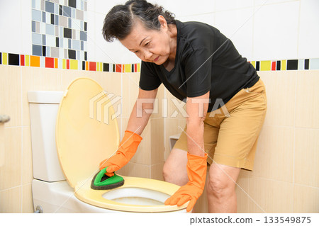 Mom is cleaning the bathroom Mom is cleaning the bathroom 133549875