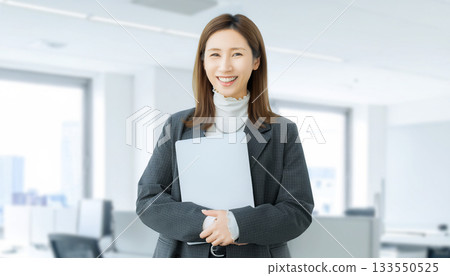 帶筆記型電腦的女人/女商人 帶筆記型電腦的女人/女商人 133550525
